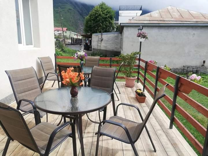 Guest House Elguja Qushashvili Kazbegi Bagian luar foto
