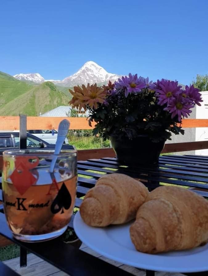 Guest House Elguja Qushashvili Kazbegi Bagian luar foto